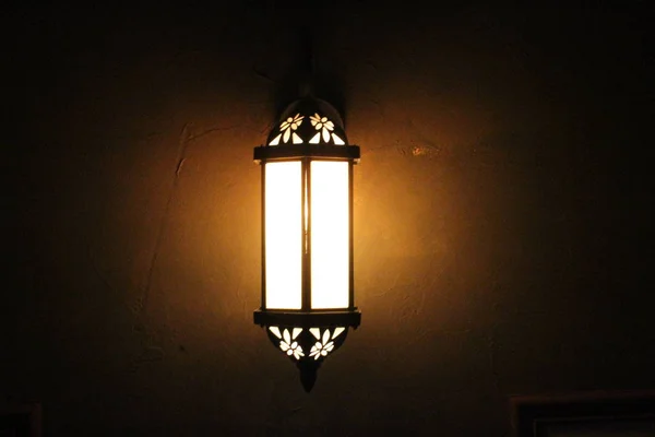 Una Lanterna Solitaria Che Illumina Strada Persone Notte — Foto Stock