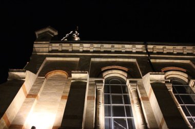 Alman Kilisesi aydınlatma ışıkların altında şehir merkezinde gece binanın mimari güzelliği