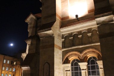 Alman Kilisesi aydınlatma ışıkların altında şehir merkezinde gece binanın mimari güzelliği