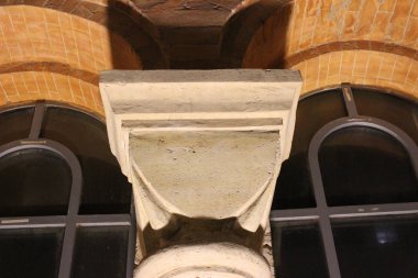 Alman Kilisesi aydınlatma ışıkların altında şehir merkezinde gece binanın mimari güzelliği