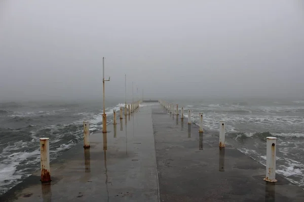 Deniz Boyunca Şehir Sahilde Üzerinde Soğuk Bir Sabah Yürüyüşü — Stok fotoğraf