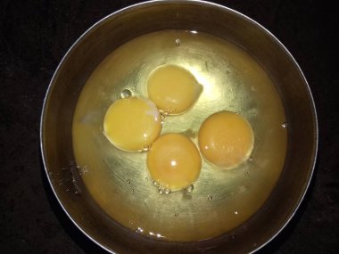 Tavuk yumurta sarısı kase