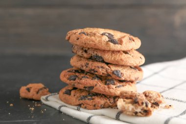 Lezzetli çikolatalı kurabiye peçete ve ahşap arka plan yığını