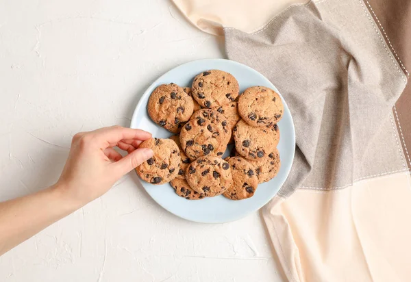 Donna Con Gustosi Biscotti Cioccolato Sfondo Grigio Vista Dall Alto — Foto Stock