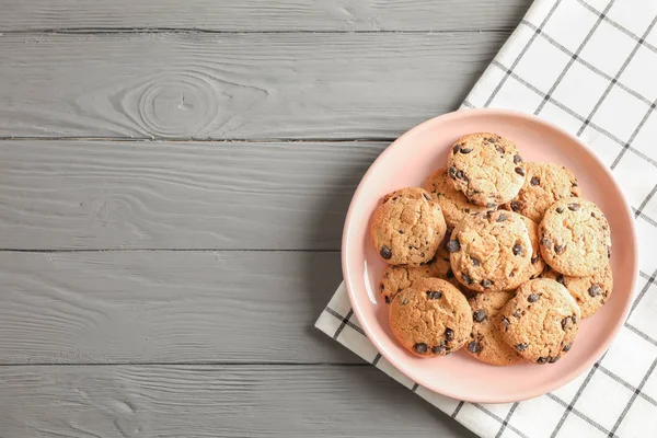 Teller Mit Schokoladenkeksen Und Platz Für Text Auf Holztisch Draufsicht — Stockfoto