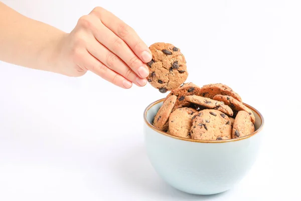 Giovane Donna Che Tiene Gustoso Biscotto Cioccolato Sopra Ciotola Sfondo — Foto Stock