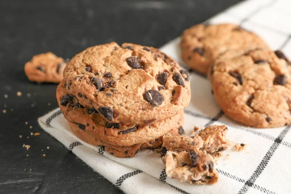 Savoureux Biscuits Aux Pépites Chocolat Sur Serviette Fond Bois — Photo