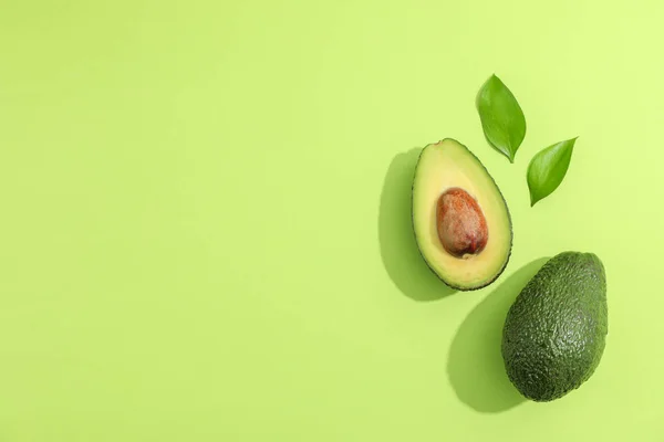 Rijpe Gesneden Avocado Met Groene Bladeren Bovenaanzicht — Stockfoto