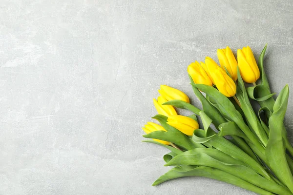 Hermosos Tulipanes Amarillos Frescos Sobre Fondo Gris Espacio Para Texto — Foto de Stock