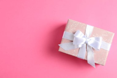 Hediye kutusu renk arka plan ve metin için yer. Üstten görünüm