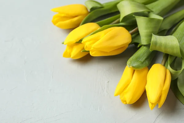 Hermosos Tulipanes Amarillos Frescos Sobre Fondo Gris Espacio Para Texto — Foto de Stock