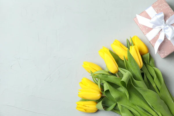 Hermosos Tulipanes Amarillos Frescos Sobre Fondo Gris Vista Superior Espacio — Foto de Stock