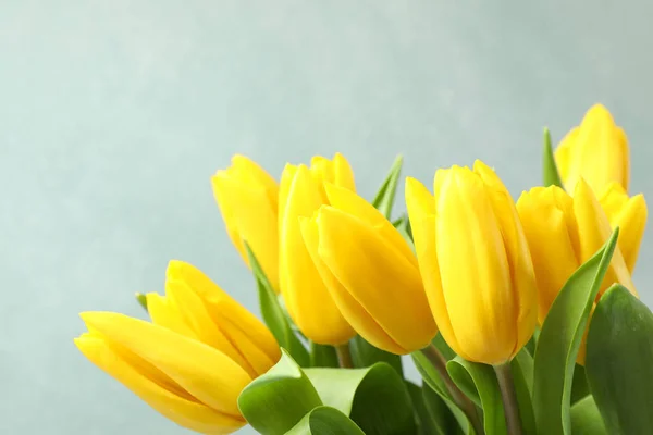 Hermosos Tulipanes Amarillos Frescos Sobre Fondo Gris Espacio Para Texto — Foto de Stock