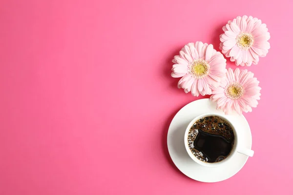 Beautiful Pink Gerbera Flowers Cup Coffee Color Background Top View — Stock Photo, Image