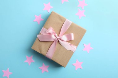 Hediye kutusu renk arka plan ve metin için yer. Üstten görünüm