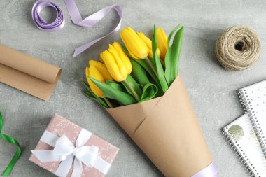 Güzel çiçek açan Lale çiçek ve aksesuarları gri arka plan üzerinde düz yatıyordu kompozisyonu