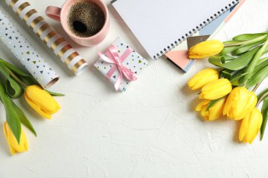 Güzel sarı laleler ve aksesuarları ışık arka plan, metin için yer. Üstten görünüm