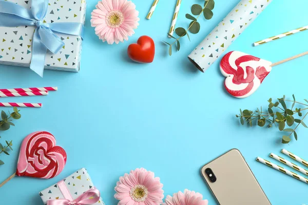 Composizione Flat Lay Con Fiori Gerbera Confezione Regalo Caramelle Sfondo — Foto Stock