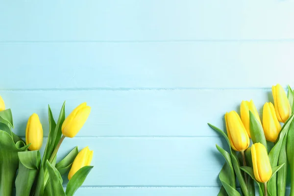 Ahşap arka plan, üstten görünüm üzerinde güzel taze sarı laleler
