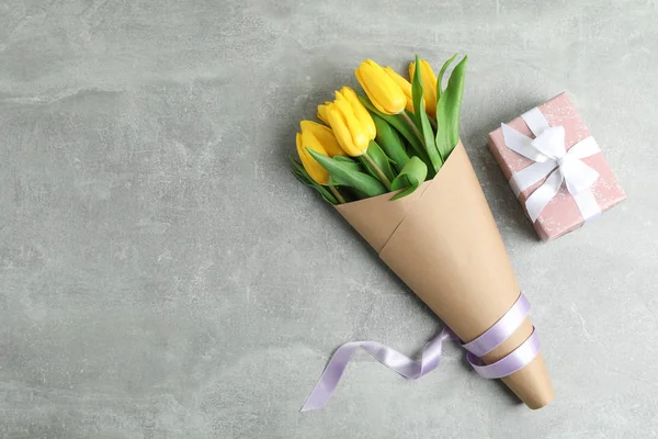 Hermoso Ramo Tulipanes Amarillos Con Regalo Sobre Fondo Gris Vista — Foto de Stock