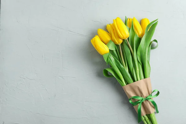 Hermoso Ramo Tulipanes Amarillos Sobre Fondo Gris Vista Superior Espacio — Foto de Stock