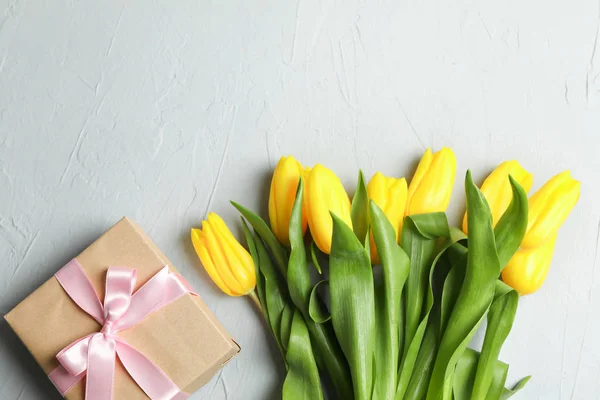 Hermoso Ramo Tulipanes Amarillos Con Regalo Sobre Fondo Gris Vista — Foto de Stock
