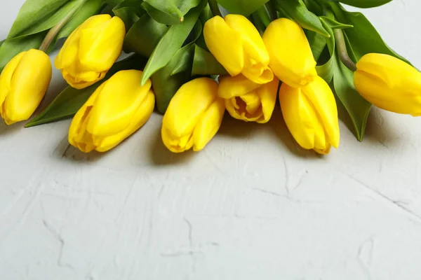 Hermosos Tulipanes Amarillos Frescos Sobre Fondo Gris Flores Primavera — Foto de Stock