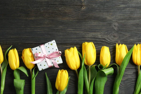 Hermosos Tulipanes Amarillos Regalo Sobre Fondo Madera Espacio Para Texto — Foto de Stock