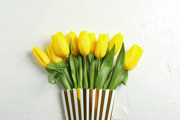 Hermosos Tulipanes Amarillos Frescos Caja Cartón Sobre Fondo Claro — Foto de Stock
