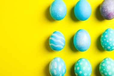 Düz renkli Paskalya ile kompozisyon Sarı zemin üzerine yumurtalarını. Metin için yer