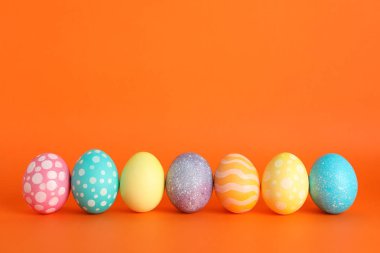 Paskalya yumurtaları renkli arka plan üzerinde dekore edilmiştir. Metin için yer