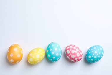 Dekoratif Paskalya yumurta beyaz arka plan, metin için yer. Üstten Görünüm