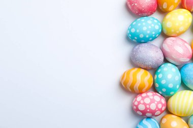 Dekoratif Paskalya yumurta beyaz arka plan, metin için yer. Üstten Görünüm