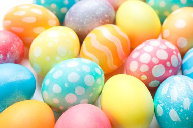 Arka plan olarak dekoratif Paskalya yumurtaları. Metin için yer