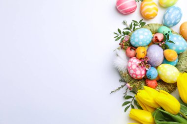 Yuva, Paskalya yumurtaları, tüyler ve çiçek renk arka plan, metin için yer üzerinde düz yatıyordu kompozisyonu