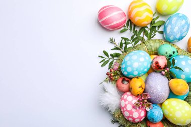 Yuva, Paskalya yumurtaları, tüyler ve çiçek renk arka plan, metin için yer üzerinde düz yatıyordu kompozisyonu