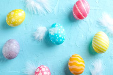 Paskalya yumurtaları ve renk arka plan, metin için yer tüyler düz yatıyordu kompozisyonu