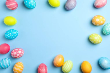 Düz renk arka plan, metin için yer üzerinde yumurta Paskalya ile kompozisyon yatıyordu. Üstten Görünüm