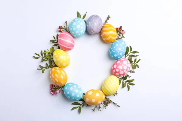 Διακοσμητικά Πασχαλινά Αυγά Και Λουλούδια Άσπρο Φόντο Χώρο Για Κείμενο — Φωτογραφία Αρχείου