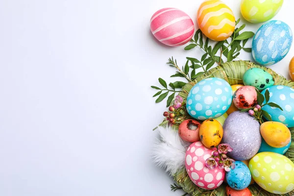 Yuva Paskalya Yumurtaları Tüyler Çiçek Renk Arka Plan Metin Için — Stok fotoğraf