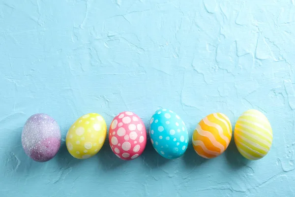 Dekoratif Paskalya Yumurtaları Renkli Arka Plan Metin Için Yer Üstten — Stok fotoğraf