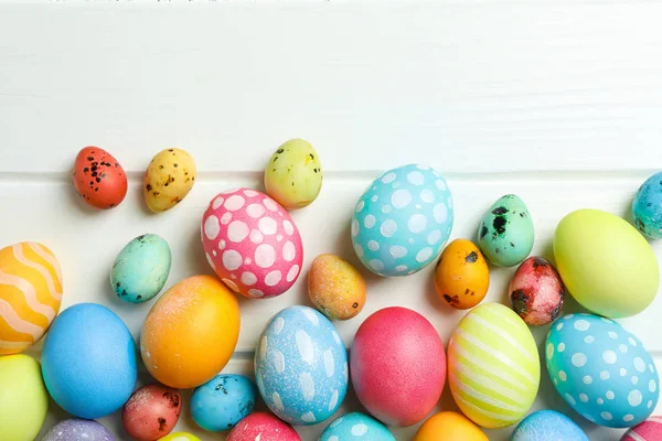 Διακοσμητικά Πασχαλινά Αυγά Λευκό Φόντο Ξύλινη Χώρο Για Κείμενο Top — Φωτογραφία Αρχείου