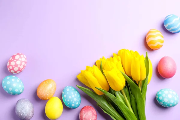 Επίπεδη Lay Σύνθεση Πασχαλινά Αυγά Και Λουλούδια Στο Χρώμα Φόντου — Φωτογραφία Αρχείου