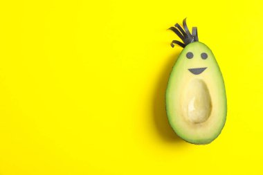 Renk arka plan, metin için yer üzerinde mutlu avokado