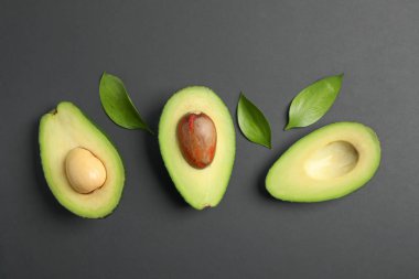 Siyah arka plan, metin için yer üzerinde olgunlaşmış avokado ile düz yatıyordu kompozisyon. Üstten Görünüm