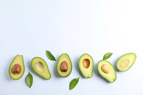 Flache Liegekomposition Mit Reifen Avocados Auf Weißem Hintergrund Platz Für — Stockfoto