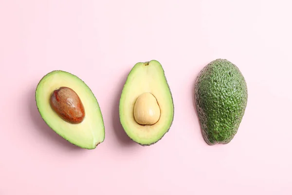 Plat Lag Samenstelling Met Rijpe Avocado Kleur Achtergrond Ruimte Voor — Stockfoto