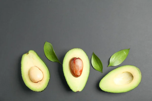 Plat Lag Samenstelling Met Rijpe Avocado Zwarte Achtergrond Ruimte Voor — Stockfoto