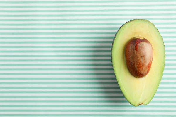 Reife Geschnittene Avocado Auf Farbigem Hintergrund Platz Für Text — Stockfoto