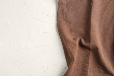 Buruşuk kumaş peçete üzerinde beyaz arka plan, metin için yer